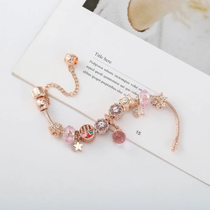 Bracelet maille serpent or rose avec perles en cristal rose et breloques de fleurs rose