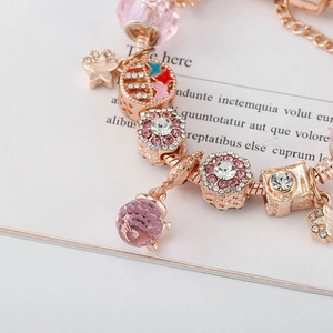 Bracelet à perles en or rose avec cristaux roses et breloques de fleurs avec strass