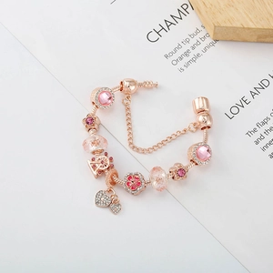 Roségoldenes Charm-Armband mit rosa Herzanhängern und Blumenanhängern an Schlangenkette
