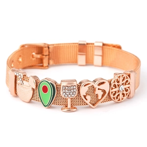 Bracciale a maglia oro rosa con ciondoli a forma di avocado e cuore su bianco
