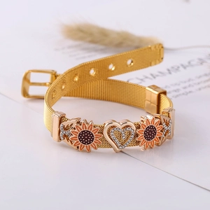 Makroansicht von roségoldenem Mesh-Armband mit Sonnenblumen und Herz-Schieberperlen