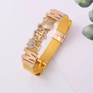 Detail eines goldenen Mesh-Armbands mit MOM-Buchstaben und Kristall-Blumenanhängern