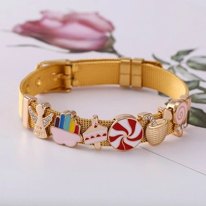 Goldenes Mesh-Armband mit bunten Regenbogen- und Engel-Anhängern auf weißem Grund