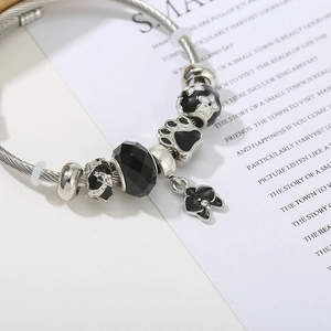 Bracelet perlé asymétrique en acier inoxydable avec breloques fleurs et perles noires