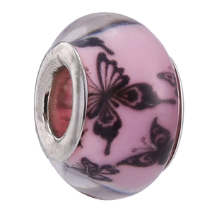 Détail macro d'une perle papillon en résine rose avec insert en métal pour bracelet DIY