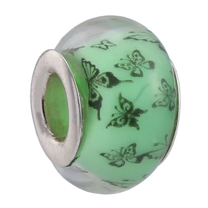 Détail d'une perle papillon en verre vert avec cœur en métal pour bracelets DIY