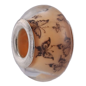 Détail de perle papillon ambre avec anneau argenté pour la création de bijoux