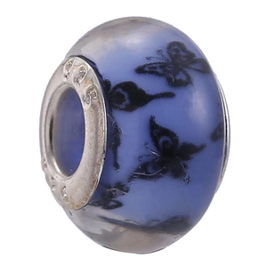 Détail macro de perle en résine bleue avec motif papillon et noyau en argent S925 pour bijoux
