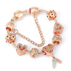 Bracelet à chaîne serpent en or rose avec breloques cœur rose et pendentif plumes