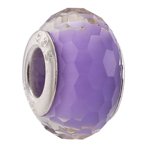 Gros plan sur une perle à facettes en résine violette avec noyau en argent massif S925