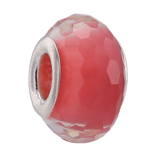 Détail macro d'une perle en résine rose facettée avec noyau argenté pour bracelet DIY
