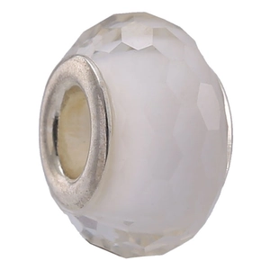 Gros plan d'une perle blanche facettée en résine avec noyau argenté pour bracelet