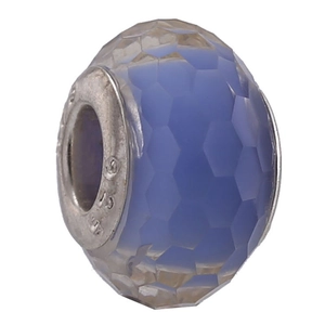 Vue macro d'une perle en résine facettée bleue avec un noyau en argent sterling S925