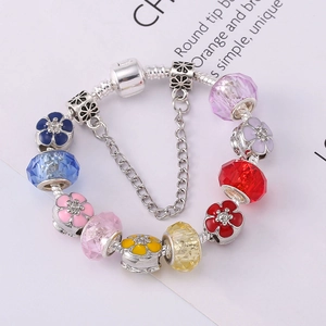 Buntes Blumenperlenarmband mit Emaille-Anhängern und Kristallen auf silberner Schlangenkette