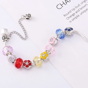 Buntes Emaille-Blumen- und Kristallperlenarmband auf silberner Schlangenkette