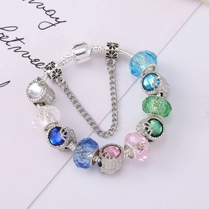 Nahaufnahme des DIY-Charm-Armbands mit bunten Kristallperlen und silberner Schlangenkette