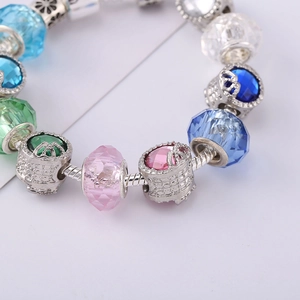 Detailaufnahme der bunten facettierten Perlen und silbernen Herz-Charms auf einem Armband