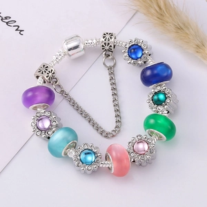 Buntes Perlenarmband mit Schlangengette, Blumenanhängern und funkelnden Strasssteinen