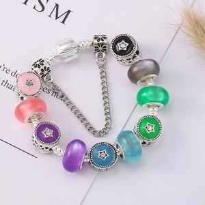 Pandora-Stil Schlangenkette Armband mit bunten Perlen und Sternanhängern auf weißem Grund