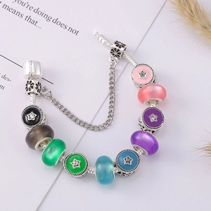 Buntes Glasperlen-Charm-Armband mit silberner Schlangenkette und Stern-Metallperlen