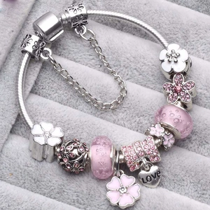 Pulsera de dijes DIY con cuentas de vidrio rosa y colgante de corazón LOVE