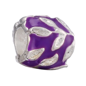 Dettaglio macro dello charm a foglia in smalto viola con intarsi di cristalli scintillanti