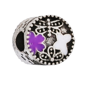 Vista dettagliata del ciondolo floreale in argento con petali in smalto viola e bianco