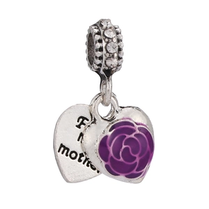 Dettaglio del ciondolo a cuore in argento con rosa smaltata viola e incisione Mother
