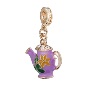 Dettaglio del ciondolo a teiera viola con fiori smaltati e zirconi trasparenti