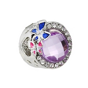 Charm in argento con pietra viola sfaccettata e dettagli a farfalla in smalto colorato