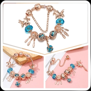 Bracelet maille serpent or rose avec perles en cristal bleu et breloque attrape-rêve