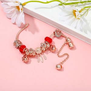 Bracelet à charms en or rose avec perles en cristal rouge et pendentif couronne sur fleurs