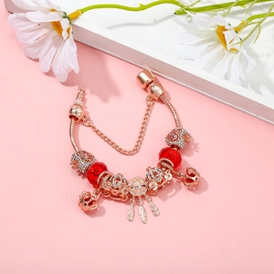 Bracelet à breloques en or rose avec perles de cristal rouge et pendentif attrape-rêves