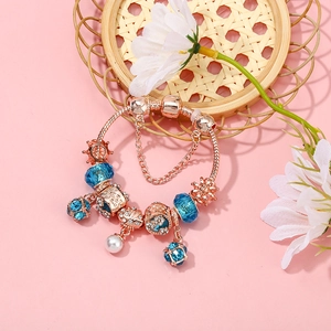 Λεπτομέρεια βραχιολιού charm rose gold με μπλε κρύσταλλα, κοχύλι και πέρλες