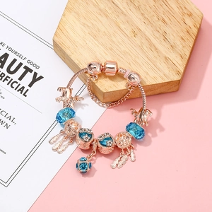 Bracelet attrape-rêves en or rose avec cristaux bleus et breloques pégase en vue