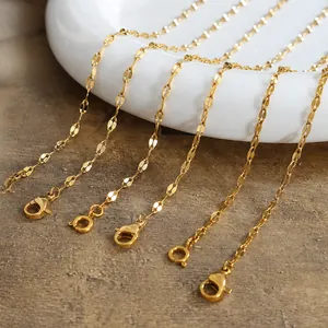 Set mit sechs vergoldeten Titanstahl-Lippenarmbändern mit Karabinerschluss auf dem Teller