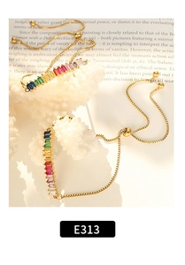 Dettaglio di bracciali a catena dorata con perle regolabili e zirconi colorati arcobaleno