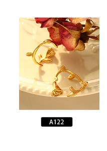 Detailopname van retro gouden roos oorbellen in een romantische Franse bloemenstijl