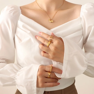 Gouden origami zwaan ketting en getextureerde ringen set voor dames in wit