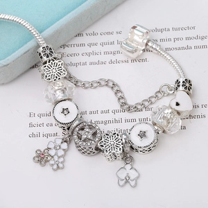 Pulsera de cadena de serpiente plateada con dijes de flores blancas y cristales brillantes