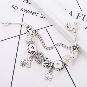 Pulsera de cadena de serpiente plateada con dijes de flores esmaltadas blancas y estrellas