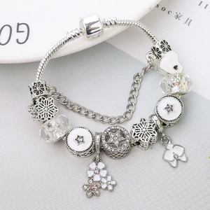 Pulsera de cadena de serpiente plateada con colgante de cerezo y cuentas de nieve
