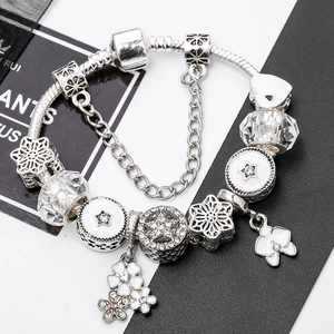 Pulsera de cuentas de moda con colgante de flor de esmalte blanco y estrellas