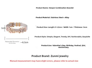 Primer plano de pulsera de malla plateada con dije Love de oro rosa y hebilla ajustable