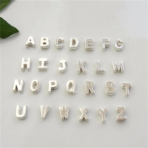 Set completo di 26 ciondoli alfabetici 3D in metallo argento per collane fai-da-te