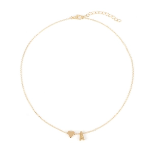 Elegante collana dorata con ciondolo a cuore e lettera A su sfondo bianco