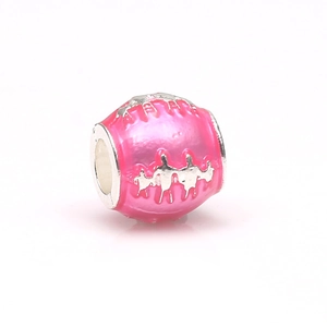 Détail d'une breloque familiale en émail rose pour les bracelets à breloques DIY