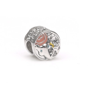 Détail de perle charm coeur évidé en argent avec motifs émaillés colorés pour bijoux