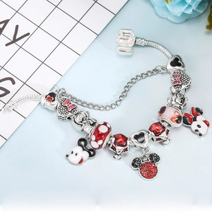 Bracelet à breloques DIY avec pendentifs Mickey et Minnie Mouse et perles à pois rouges