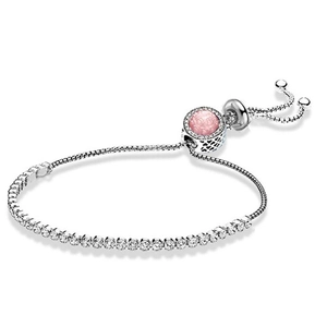 Vista detallada de pulsera tenis plateada con cuenta de vidrio rosa y cordón ajustable